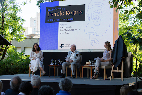 Joan Manuel Serrat recibe el II Premio Rojana Alfredo Pérez Rubalcaba