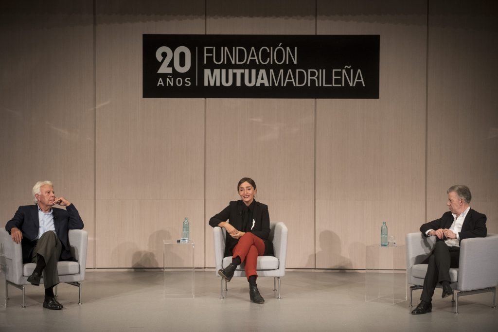 Los presidentes Felipe González y Juan Manuel Santos conversan sobre Latinoamérica