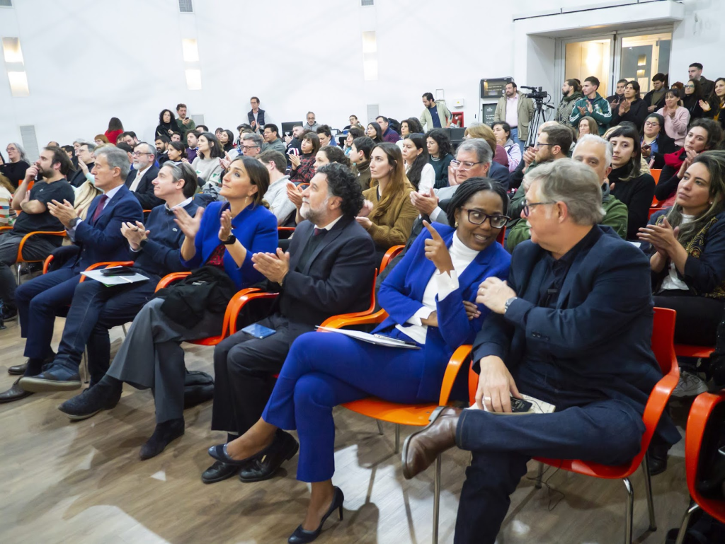 KAVA Online: ¿Están los jóvenes sufriendo una crisis de salud mental?